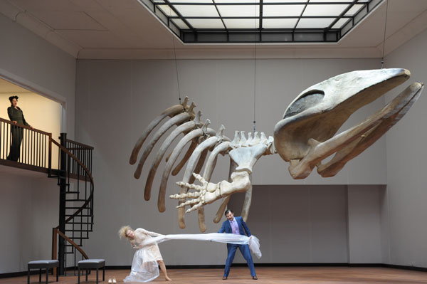 Сотрудники музея монтируют скелет динозавра