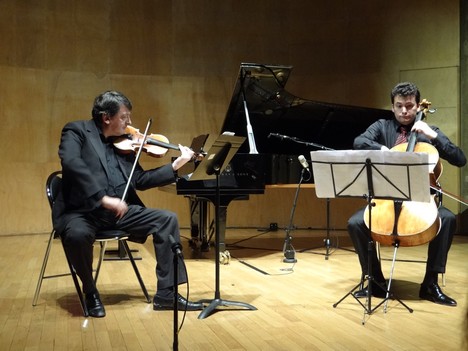 Играют А.Гальперин (скрипка) и С.Урто (виолончель) 